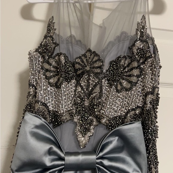 There is some stain and the dress that is washable, and it’s not noticeable - Picture 2 of 4